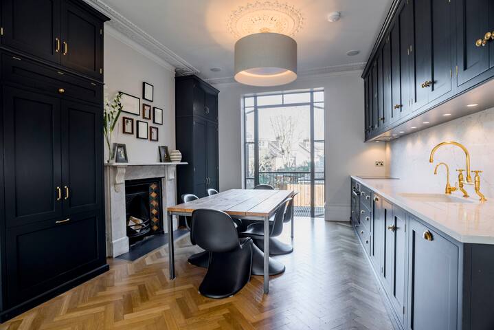 Stunning 5 bedroom Victorian, sleeps up to 15 gallery image 3