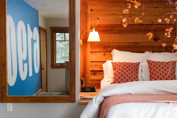 Stylish Mtn Guesthouse: Basecamp for Adventure