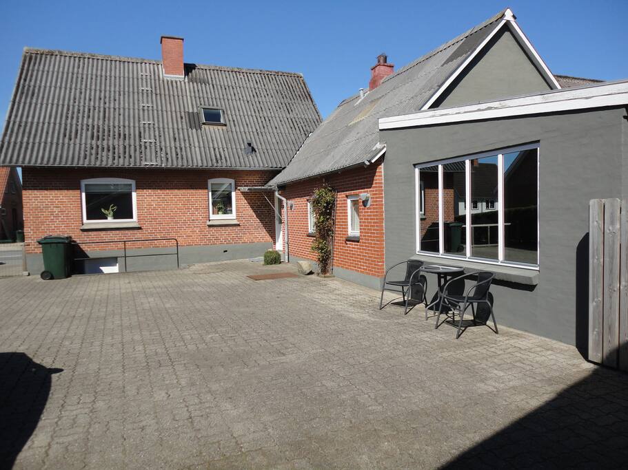 Gårdsplads/ parkering