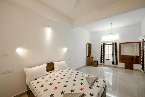 Beautiful Two Bedroom Family Homestay @ Marari..!
