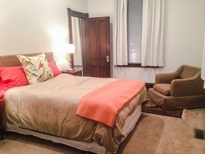 Spavaća soba na 1. katu - bračni krevet (širine