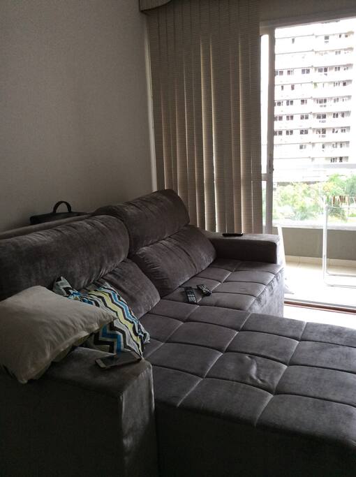 Sala com um sofá que pode dormir duas pessoas.