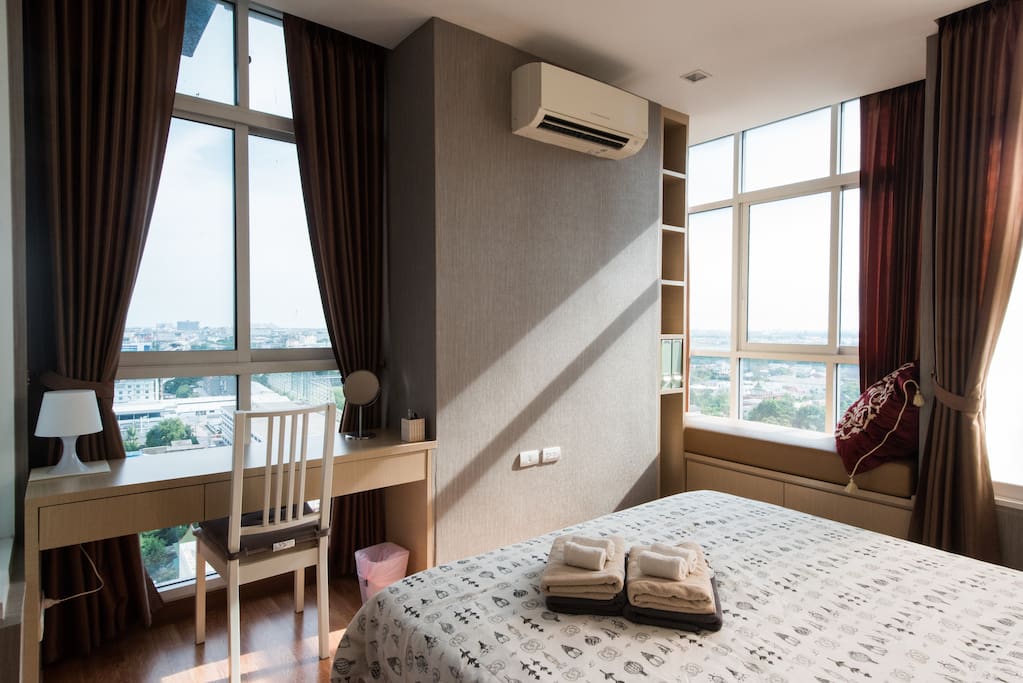 The master bedroom is a corner room with large windows, allowing you to have good view day and night.