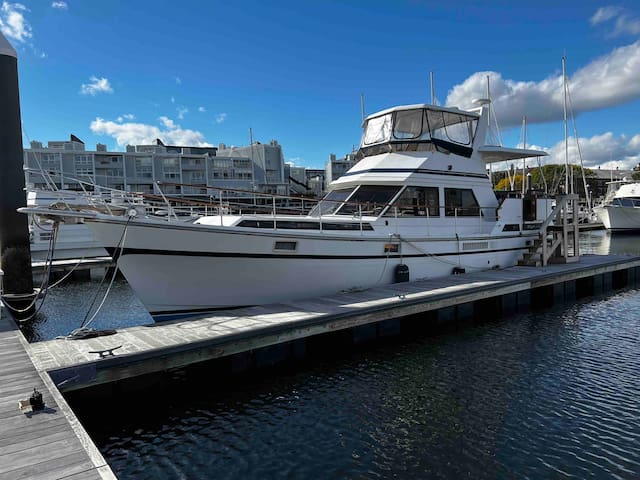 2BR Spacious Yacht – Toasty Heat- On Freedom Trail