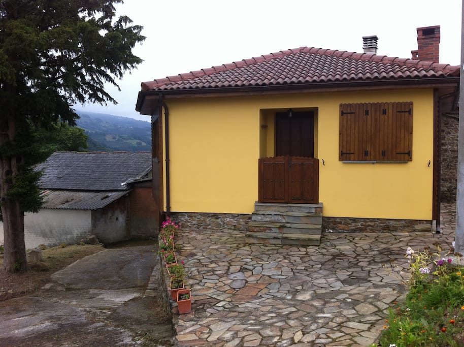 Fachada norte con entrada y terraza.