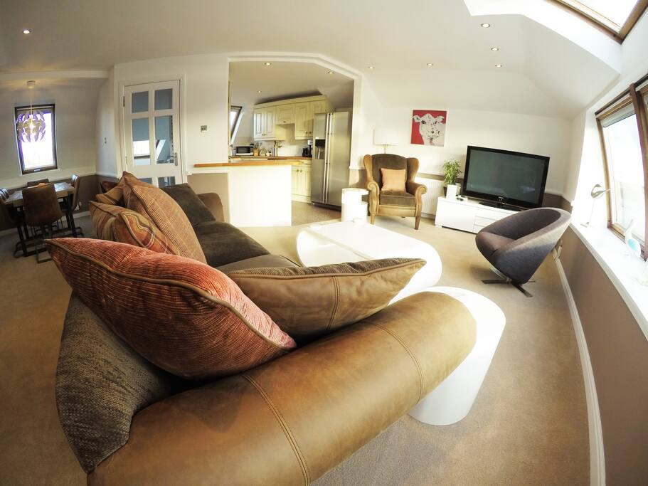 Our apartment is fully equipped with a large TV with cable. There is also a Bose bluetooth speaker system to listen to your tunes........