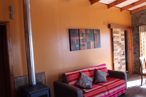 Popular Airbnb listing: Mirador family cabin with a tinaja (traditional wooden soaking tub) in Llifen. in Futrono