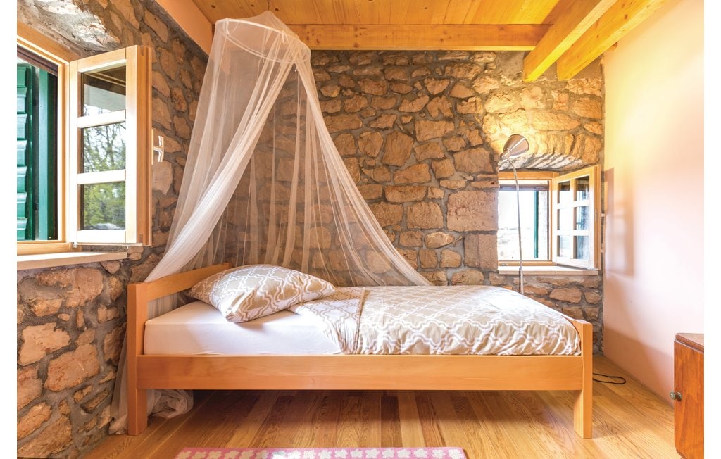 1 - ва спалня