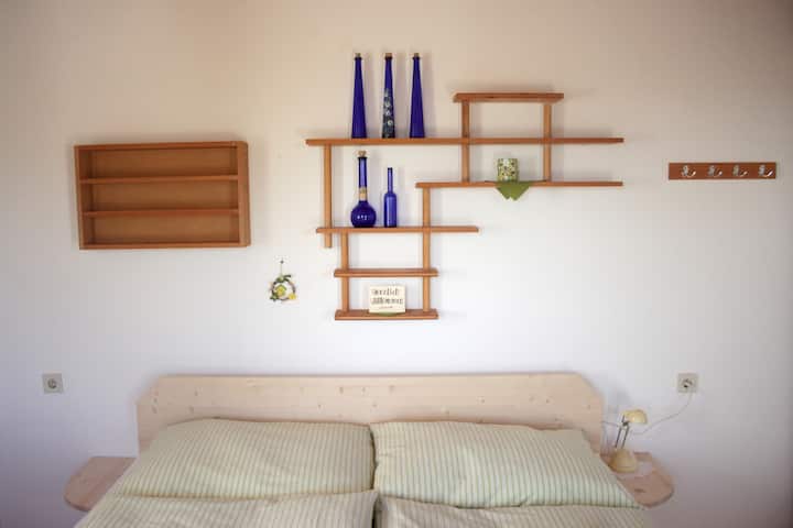 Schlafzimmer 3: Ein Doppelbett, Fenster Richtung Süden und Westen. 