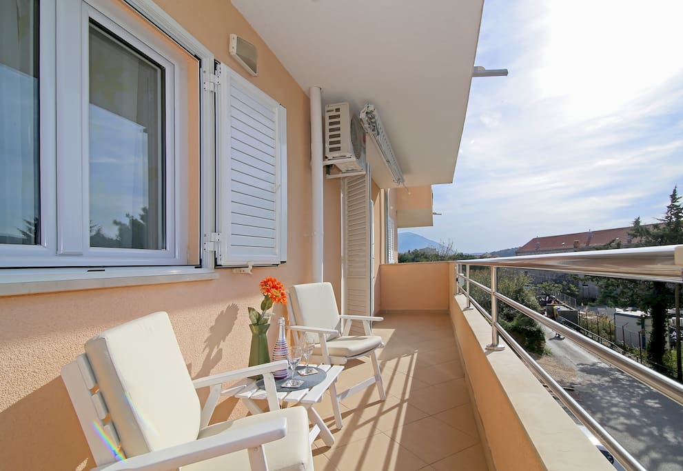 front balcony with view of the neighbourhood