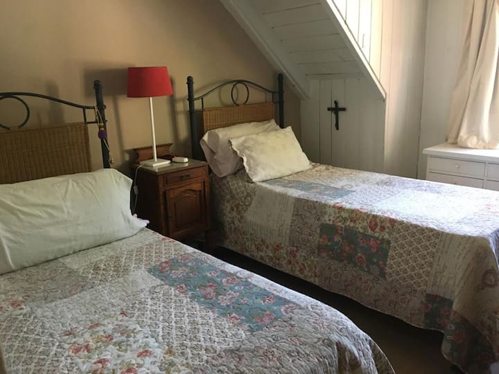 غرفة نوم مع مكيف هواء