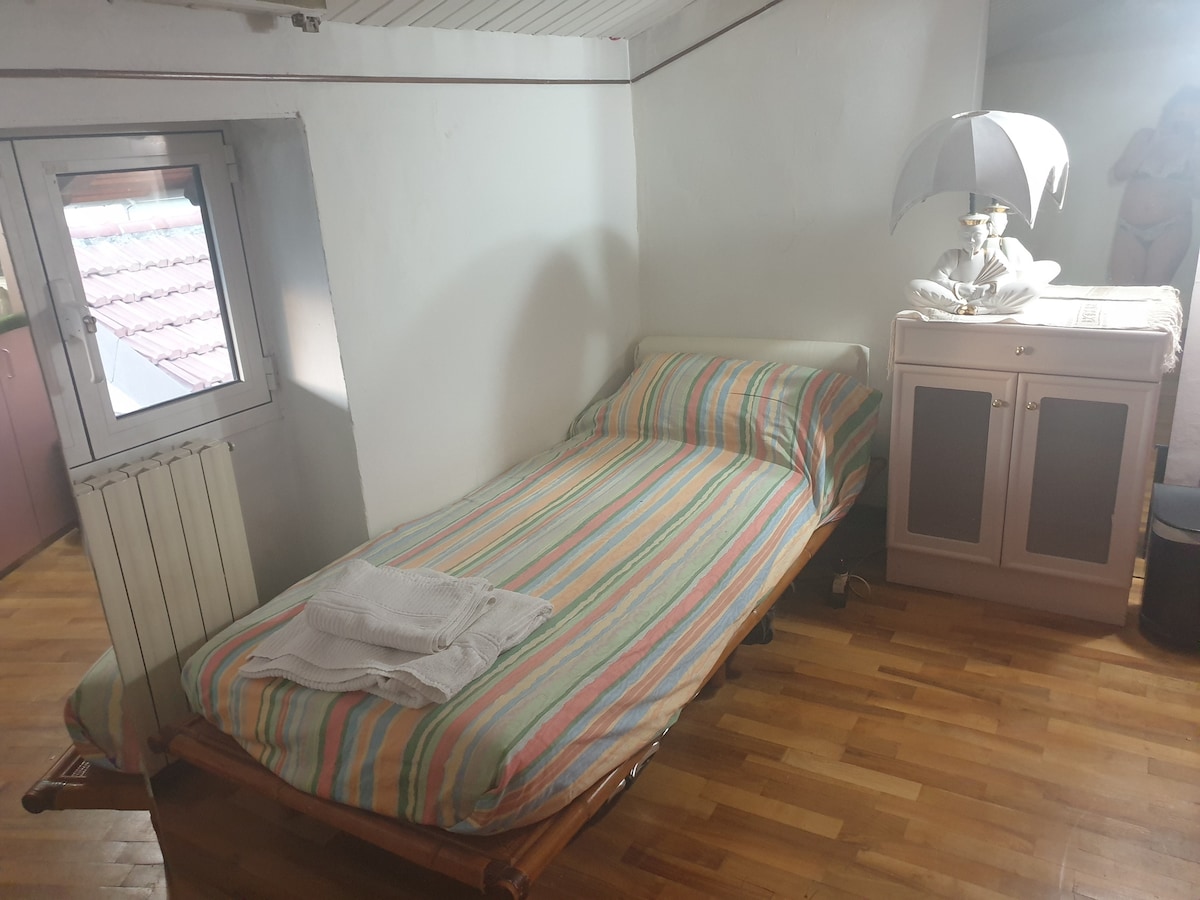 חדר שינה  עם סלון וחדר רחצה פרטיים המשקיפים על הקתדרלה.