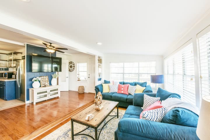 Welcome to your BeachBox! This colorful bungalow is located in Surfside Beach.


