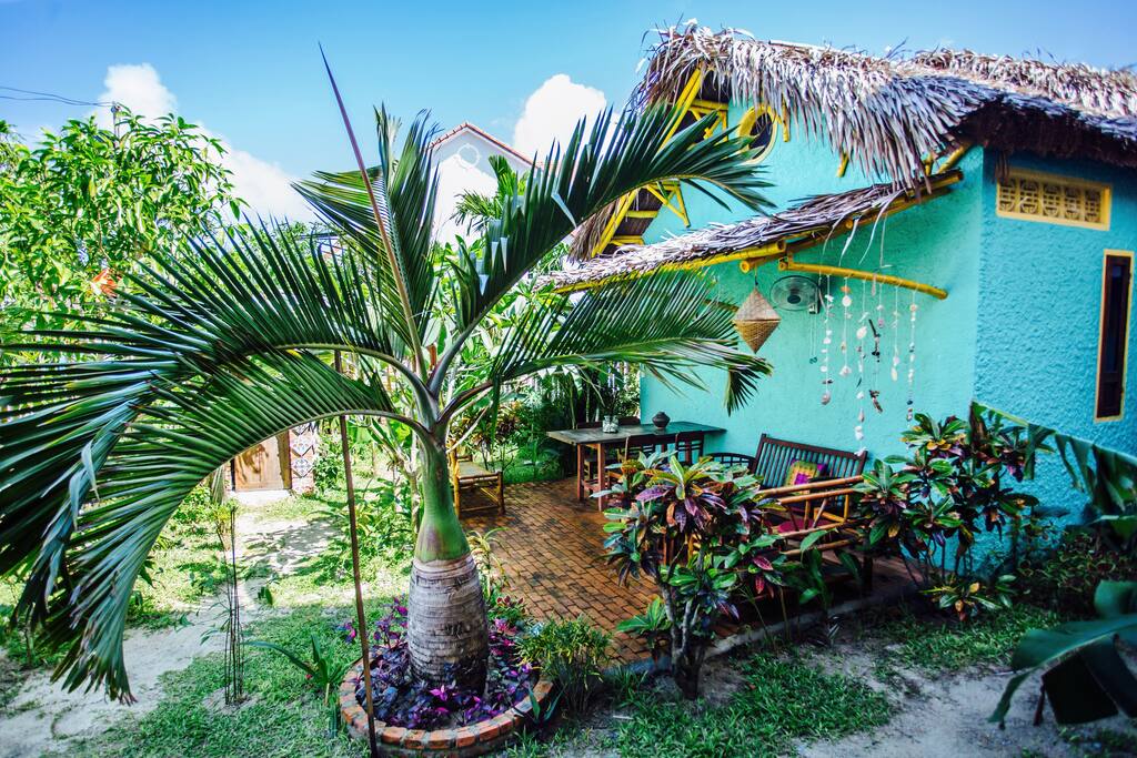 The beautiful jungle garden with our terrace in the background...
