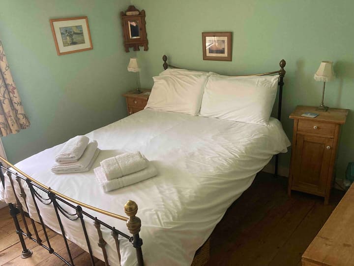 غرفة نوم مزدوجة في الطابق الأول، مع سرير نحاسي وفراش " سيمبا". بياضات الأسرّة والمناشف متوفرة. واقيات على الفراش والوسائد والفراش.