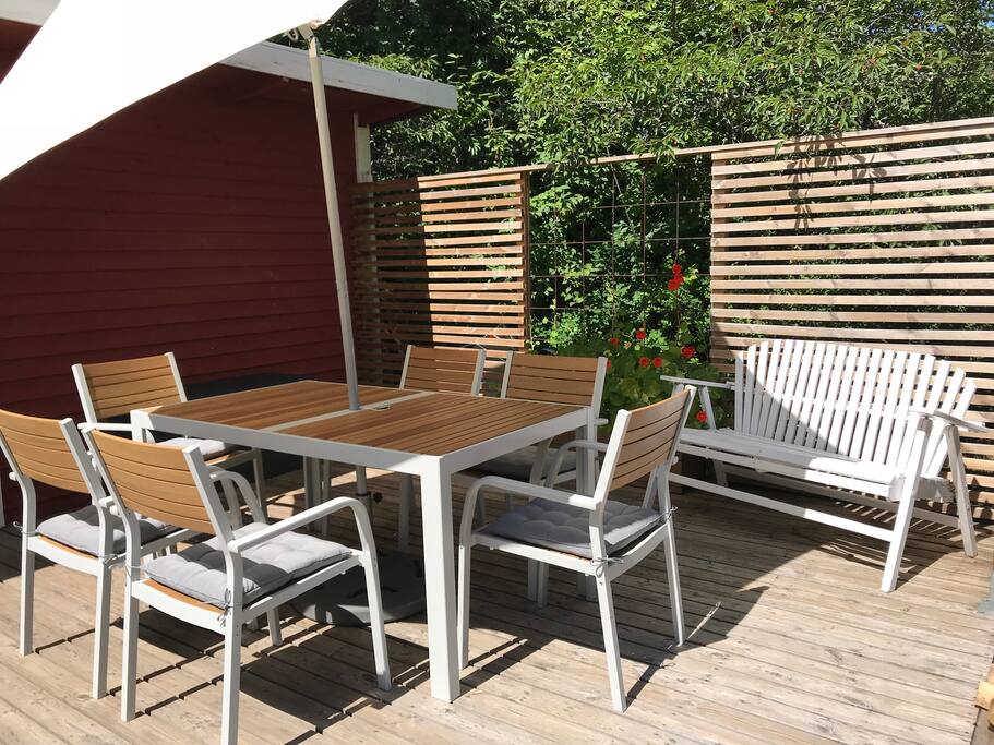 En av uteplatserna, morgonsol för härliga sommarfrukostar.
