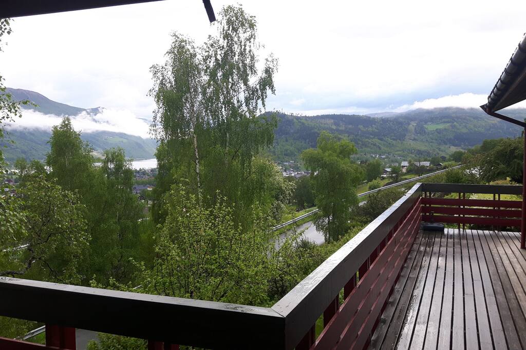 Utsikt fra verandaen oå en gråværsdag