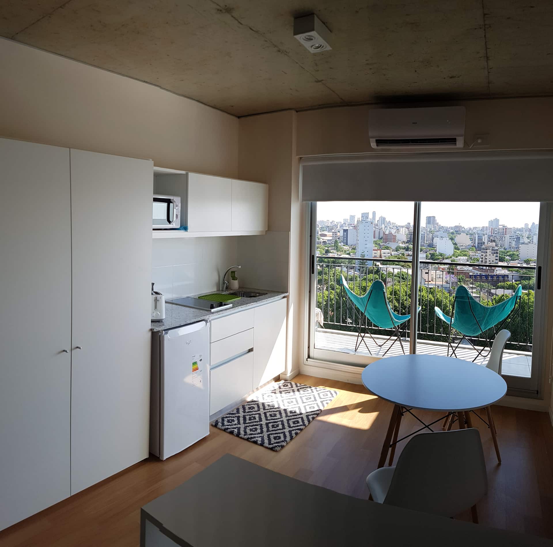 Lovely Studio in with pool, gym and laundry W