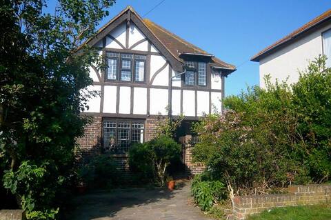 3 bed detached country house 4 miles from Brighton