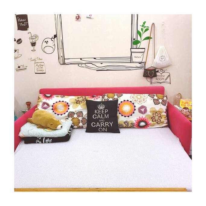 沙发展开为一张沙发床,此为出租床。Sofa bed for rent. Next to my bed.