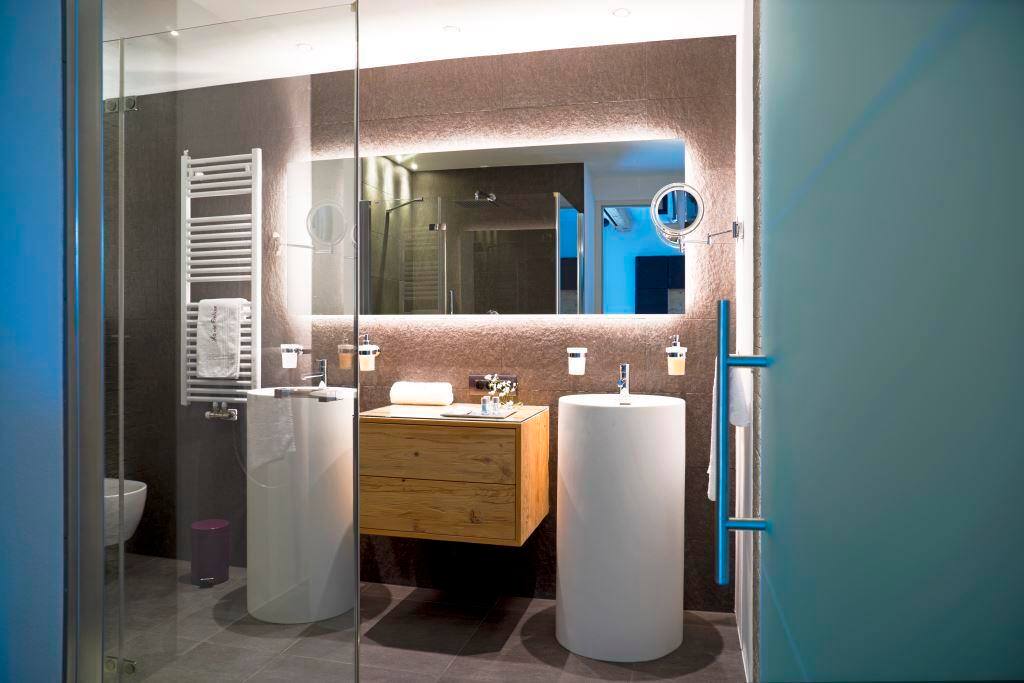 Badezimmer mit 2 Waschtischen, Bidet, große Dusche