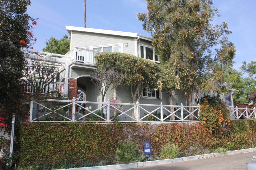 Charming 3 beds - 2 bath house with gorgeous city, mountain and canyon views