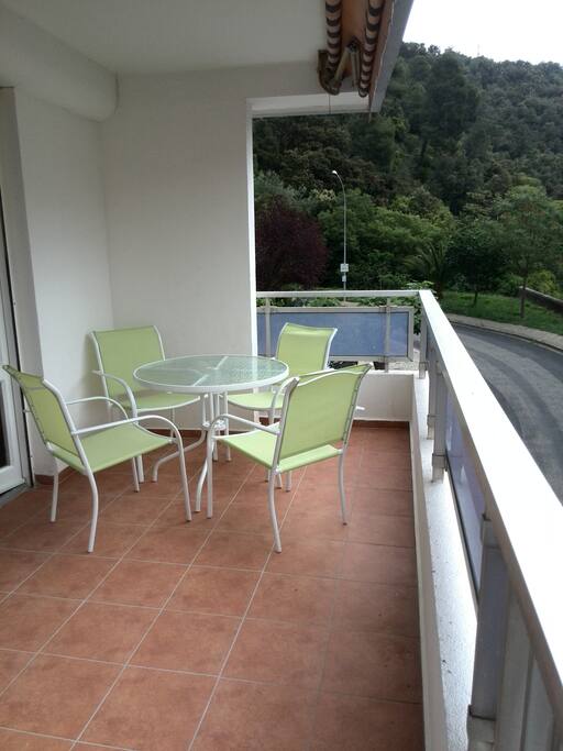 Terrasse de 10 mètres de long, ensoleillé toute la journée