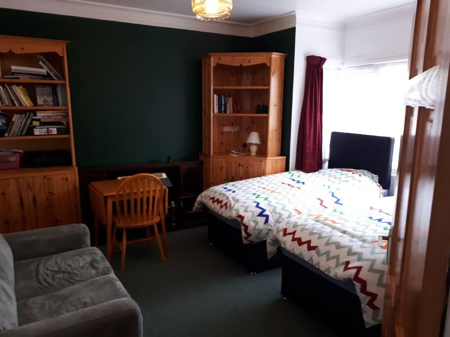 Twin room with couch