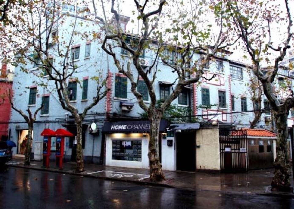 小区门口就是闹中取静的延庆路和东湖路