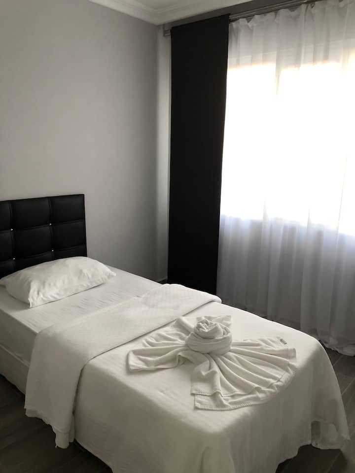 1 samostatná posteľ na druhom poschodí 