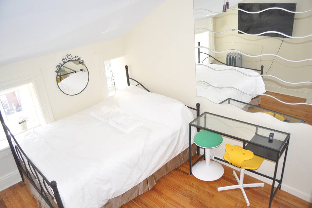 Alternate arrangement with desk next to bed