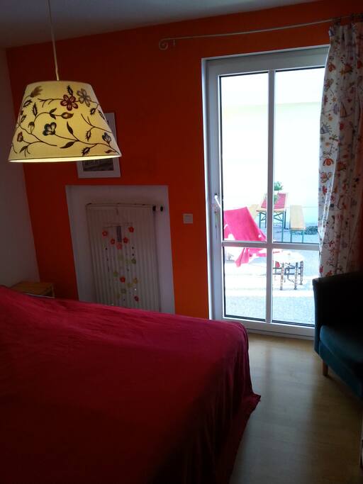 Blick vom Zimmer auf die Terrasse