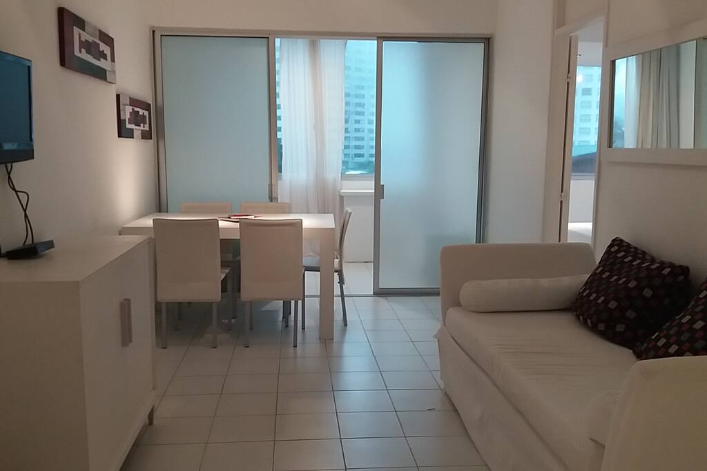 Vista desde la puerta de entrada. Living-comedor, con tv, wifi y cómodo sofá cama. Mesa con 6 sillas