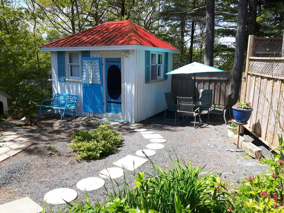 bunkee with patio table and chairs