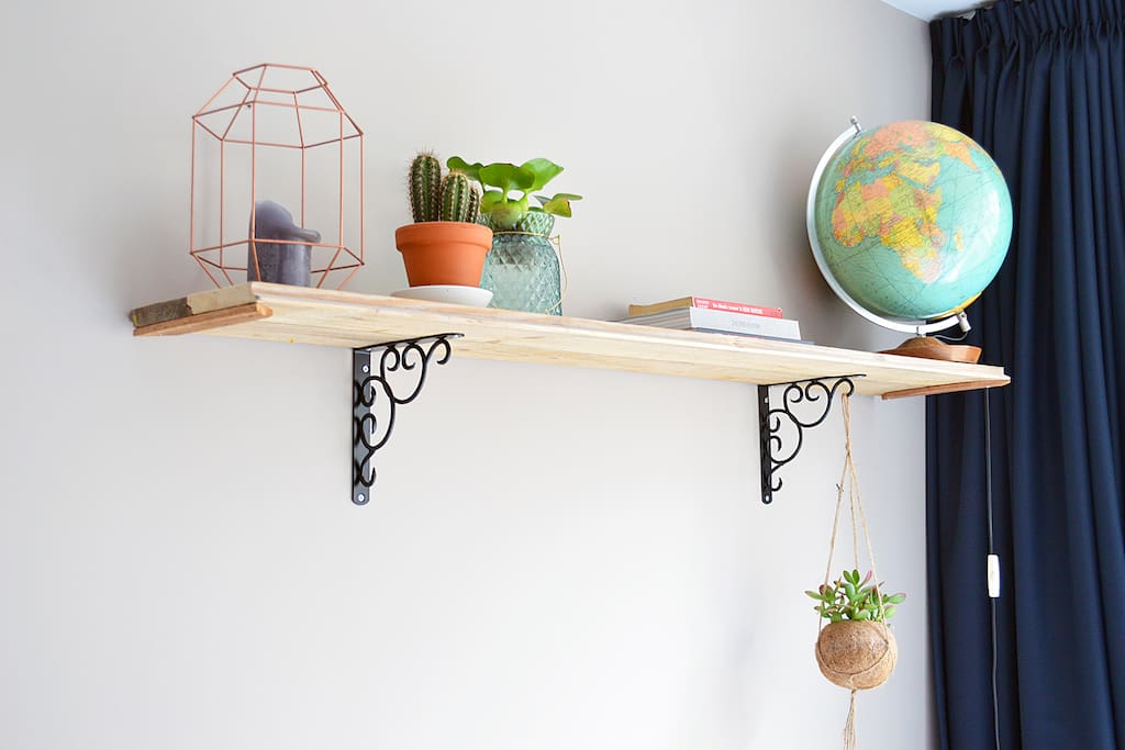 A globe and other pieces of decoration
