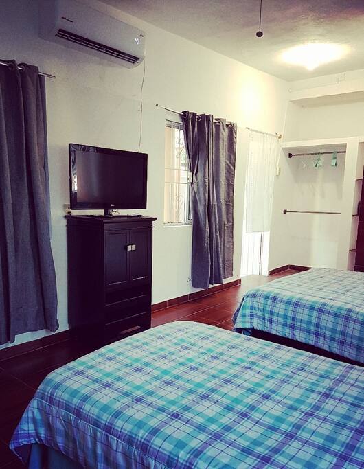 Pantalla con Cable
Closet con ganchos
