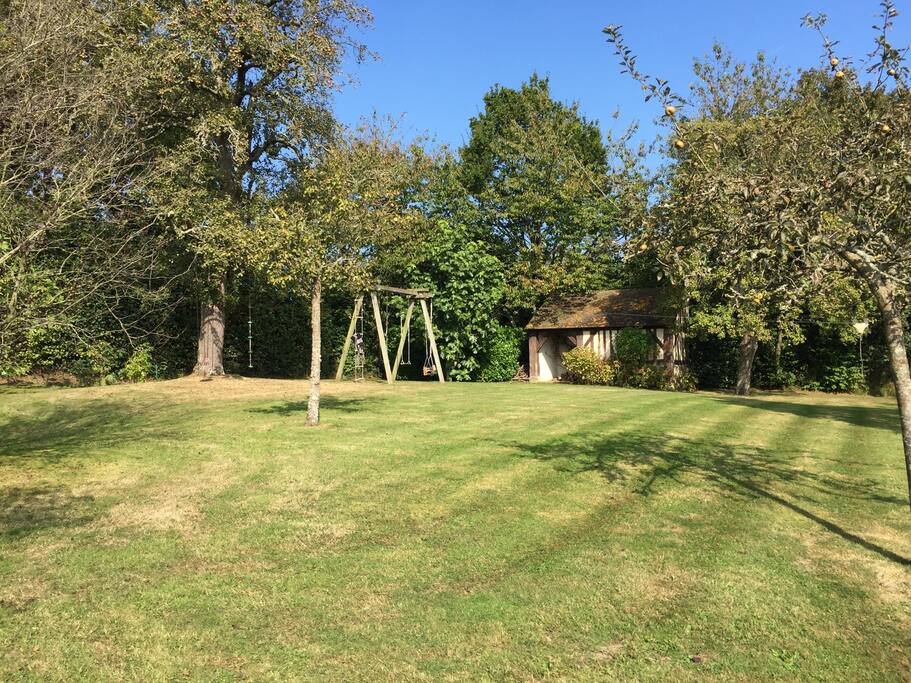 Espace enfants avec balançoire et Tyrolienne / Kids area with swings and zip-line