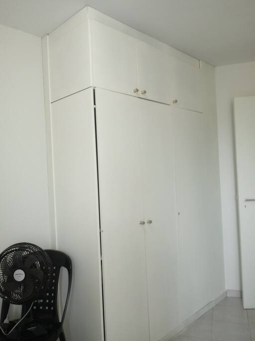 Armário embutido e ventilador do quarto.