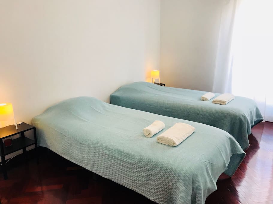 Quarto 1 com 2 camas de solteiro