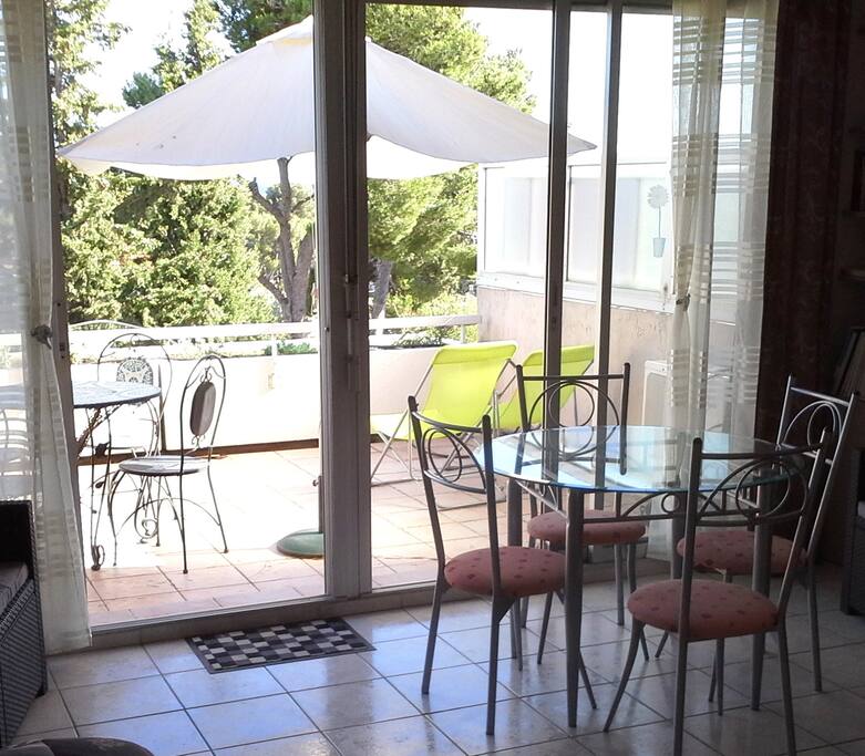 Large terrasse au soleil.