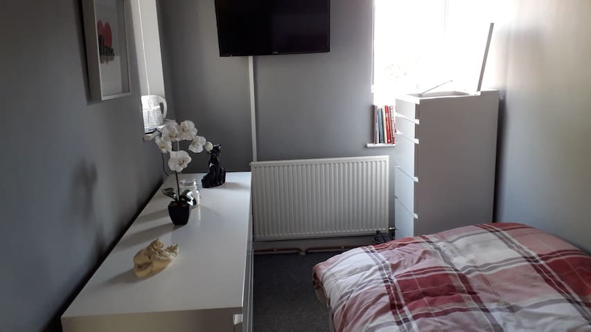Newly decorated single room with smart tv/dvd