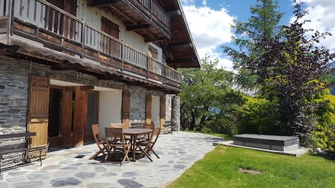 Peaceful mountain cottage with jacuzzi option