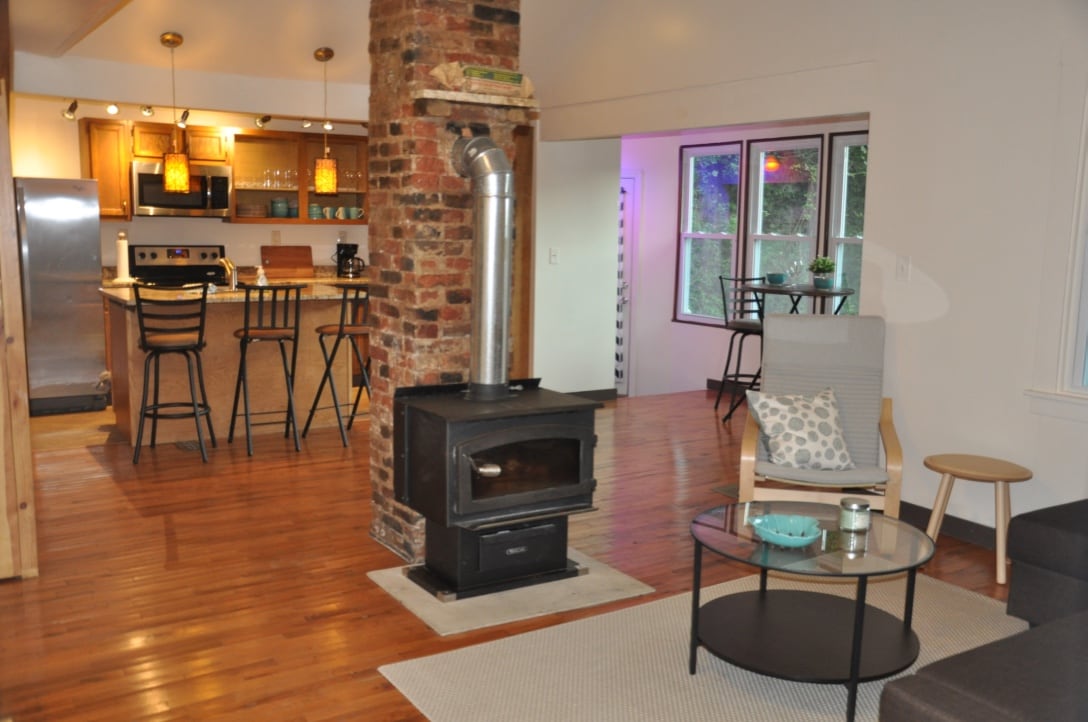 Open ruimte om samen te komen.  Houd er rekening mee dat we voor verzekeringsdoeleinden het verbranden van hout in het huis niet toestaan, dus de houtkachel kan niet worden gebruikt.  