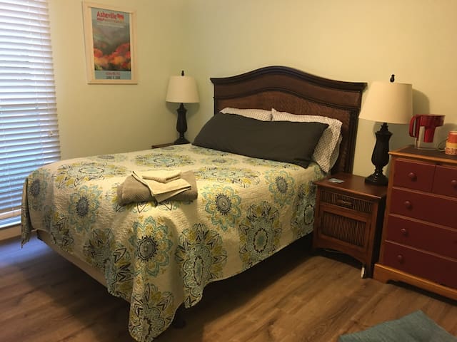 Private room - downtown Beaufort/Parris Island