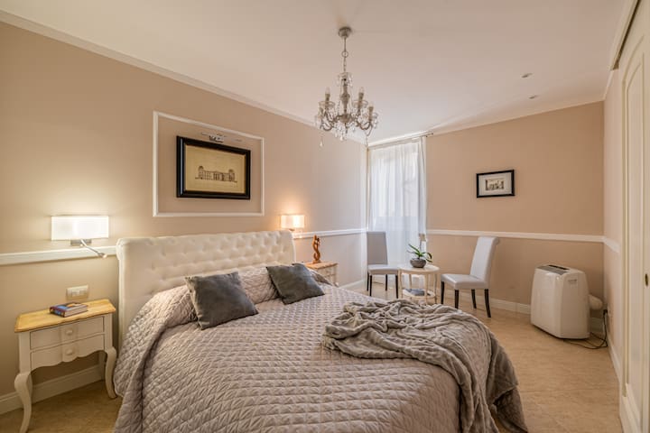 Signoria Apartment with Lift, Heart of Florence