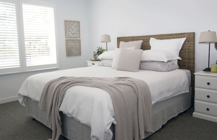 The Tennis Club in Portsea gallery image 2