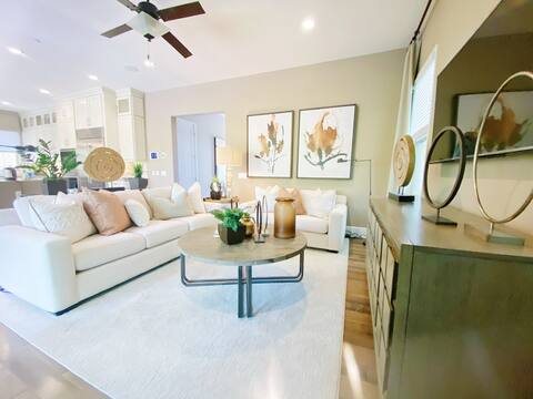 Model Home (4 Bedroom 3 Bathroom Single Family Villa, Most Popular Neighborhood, 10min walk Korean Supermarket, Restaurant, Kindergarten Kindergarten Cafe