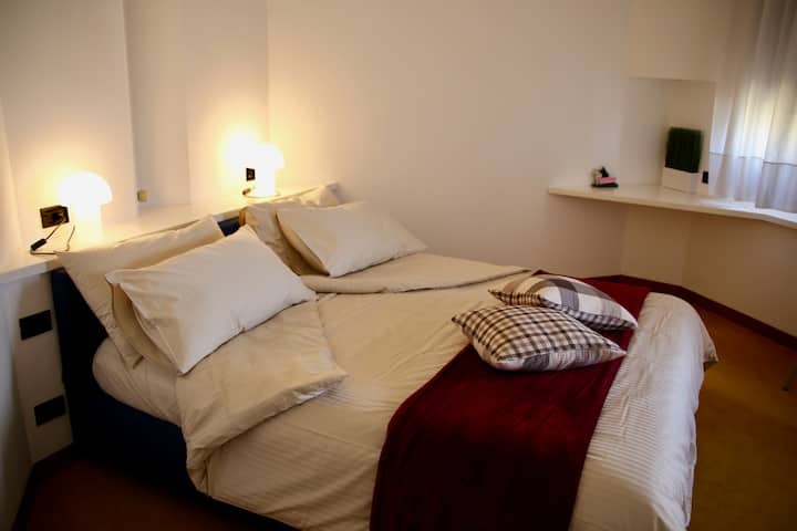 Ორადგილიანი საძინებელი მე-5 სართულზე.