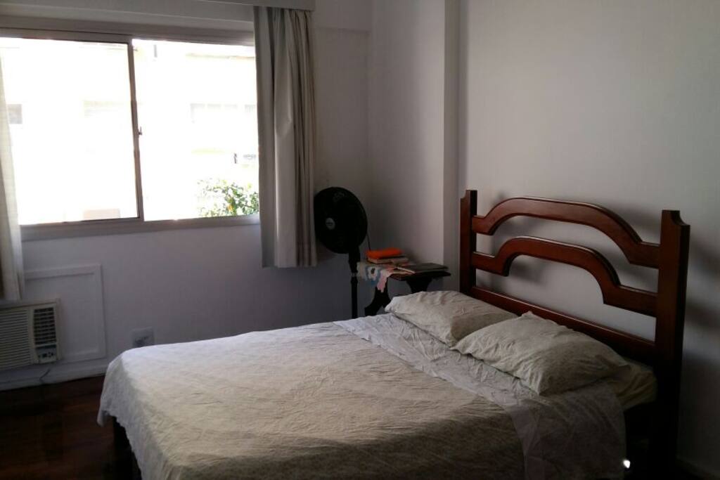quarto principal com cama de casal, ar condicionado, bem iluminado e armário embutido.