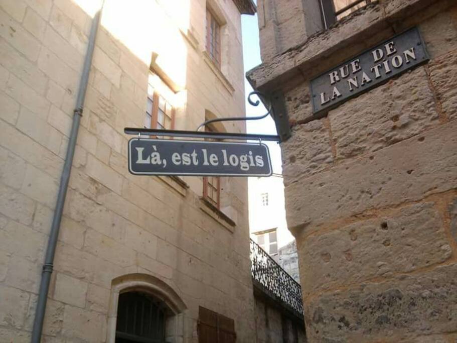 Panneau enseigne... qui vous dira que vs êtes au bon endroit!